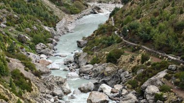 Himalaya dağlarındaki güzel nehir manzarası