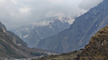 Himalaya dağlarının sisle kaplı güzel manzarası