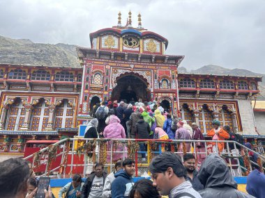 Badrinath Tapınağı 'nın müritleri, Kızılderililer için en önemli hacılardan biri. Fotoğraf, Chardam Yatra açılış töreni vesilesiyle 11 Mayıs 2025 'te çekildi.