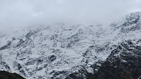 Himalaya dağlarının güzel manzarası 