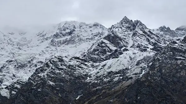 Himalaya dağlarının güzel manzarası 