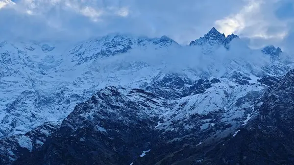 Himalaya dağlarının bulutlarla kaplı güzel manzarası