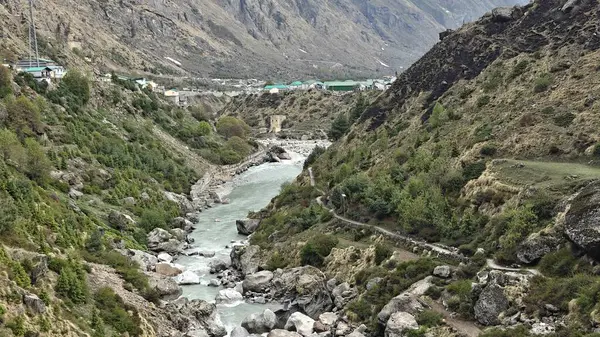 Himalaya dağlarındaki güzel nehir manzarası
