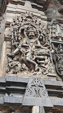 Narasimha ölüm iblisi Chennakeshava mandir, Belur, Karnataka, Hindistan 'ın dış duvarına oyulmuş.