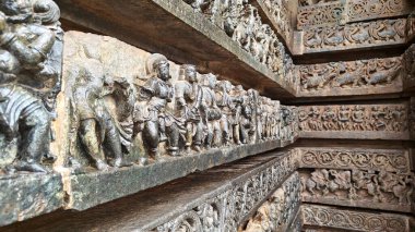 Antik Hint mimarisi ve geleneksel stil rahatlaması örnekleri, baterist müzisyenler ve dans eden Hindu tanrıçaları ile 12. yüzyıl Hoysaleshwara tapınağı, Halebidu, Hindistan.