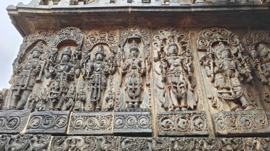 Hoysaleshwara Tapınağı, Belur, Karnataka, Hindistan 'da Trimurthi Lordu Brahma ve Shiva, Vishnu veya Ganpati taşından oyma..