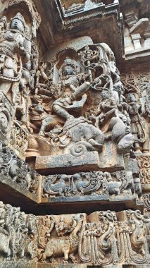 Hindistan, Belur, Karnataka 'daki Hoysaleshwara Tapınağı' nda Lord Nataraja 'nın taştan yapılmış dans figürleri..