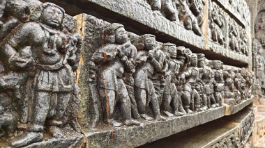 Antik Hint mimarisi ve geleneksel stil rahatlaması örnekleri, baterist müzisyenler ve dans eden Hindu tanrıçaları ile 12. yüzyıl Hoysaleshwara tapınağı, Halebidu, Hindistan.