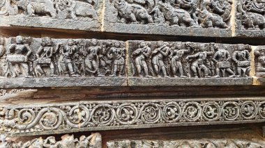 Antik Hint mimarisi ve geleneksel stil rahatlaması örnekleri, baterist müzisyenler ve dans eden Hindu tanrıçaları ile 12. yüzyıl Hoysaleshwara tapınağı, Halebidu, Hindistan.