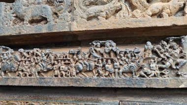 Ashta (8) Dikpalas (ya da yönlerin bekçileri) geçit töreninden ve Hoysale hwara Tapınağı, Belur, Karnataka, Hindistan 'daki eşlerden oluşan taştan oyma..