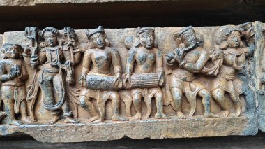 Antik Hint mimarisi ve geleneksel stil rahatlaması örnekleri, baterist müzisyenler ve dans eden Hindu tanrıçaları ile 12. yüzyıl Hoysaleshwara tapınağı, Halebidu, Hindistan.