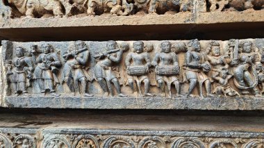 Antik Hint mimarisi ve geleneksel stil rahatlaması örnekleri, baterist müzisyenler ve dans eden Hindu tanrıçaları ile 12. yüzyıl Hoysaleshwara tapınağı, Halebidu, Hindistan.