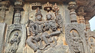 Hoysaleshwara Tapınağı, Belur, Karnataka, Hindistan 'daki Laxminarayan heykelinden yapılmış taş oyma..