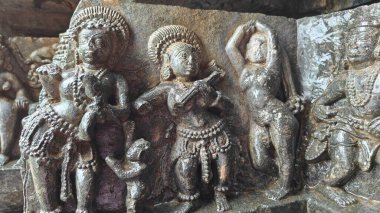 Antik Hint mimarisi ve geleneksel stil rahatlaması örnekleri, baterist müzisyenler ve dans eden Hindu tanrıçaları ile 12. yüzyıl Hoysaleshwara tapınağı, Halebidu, Hindistan.