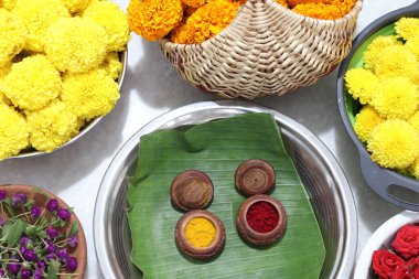 Güney Hindistan 'da tapılan özel bir Hindu tanrısı olan Baukamma' yı yaratmak için toplanmış renkli çiçekler.