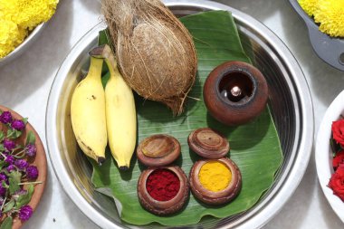 Güney Hindistan 'da tapılan özel bir Hindu tanrısı olan Baukamma' yı yaratmak için toplanmış renkli çiçekler.