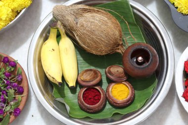 Güney Hindistan 'da tapılan özel bir Hindu tanrısı olan Baukamma' yı yaratmak için toplanmış renkli çiçekler.