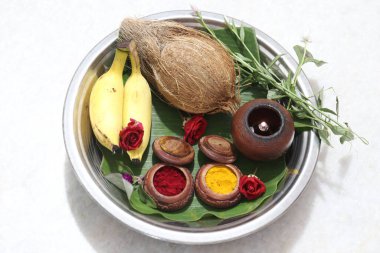 Güney Hindistan 'da tapılan özel bir Hindu tanrısı olan Baukamma' yı yaratmak için toplanmış renkli çiçekler.