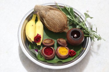 Güney Hindistan 'da tapılan özel bir Hindu tanrısı olan Baukamma' yı yaratmak için toplanmış renkli çiçekler.