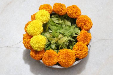 Güney Hindistan 'da tapılan özel bir Hindu tanrısı olan Baukamma' yı yaratmak için toplanmış renkli çiçekler.