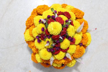 Güney Hindistan 'da tapılan özel bir Hindu tanrısı olan Baukamma' yı yaratmak için toplanmış renkli çiçekler.