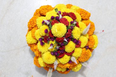 Güney Hindistan 'da tapılan özel bir Hindu tanrısı olan Baukamma' yı yaratmak için toplanmış renkli çiçekler.