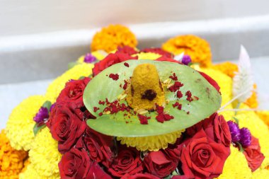 Güney Hindistan 'da tapılan özel bir Hindu tanrısı olan Baukamma' yı yaratmak için toplanmış renkli çiçekler.