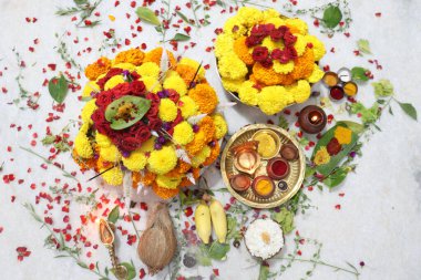 Güney Hindistan 'da tapılan özel bir Hindu tanrısı olan Baukamma' yı yaratmak için toplanmış renkli çiçekler.