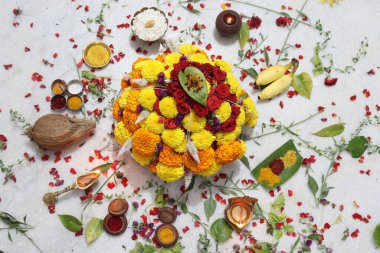 Güney Hindistan 'da tapılan özel bir Hindu tanrısı olan Baukamma' yı yaratmak için toplanmış renkli çiçekler.