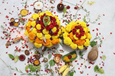 Güney Hindistan 'da tapılan özel bir Hindu tanrısı olan Baukamma' yı yaratmak için toplanmış renkli çiçekler.