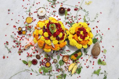 Güney Hindistan 'da tapılan özel bir Hindu tanrısı olan Baukamma' yı yaratmak için toplanmış renkli çiçekler.