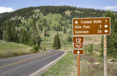 Colorado Destinations Yolu İşareti: Colorado 'nun merkezindeki bir tabela popüler noktalara olan mesafeleri gösteriyor.