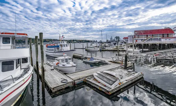 Små New England Harbor Town Båtar För Fiske Segling Och Royaltyfria Stockfoton