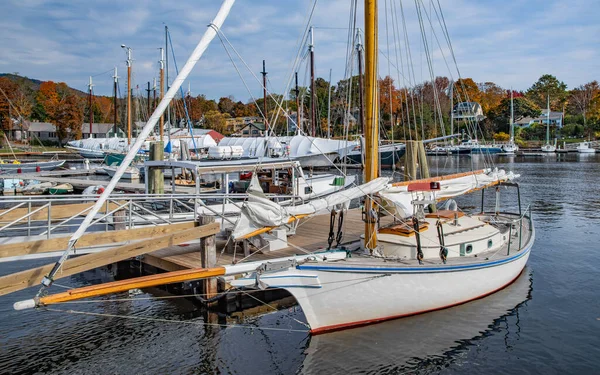 Liten Segelbåt Vid New England Dock Båt Med Pälsade Segel Stockbild