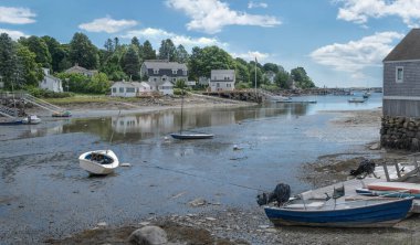 Low Tide 'daki tekneler: Maine sahilindeki bir körfezde yükselen gelgiti bekleyen küçük tekneler..