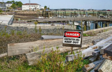İnşaat Alanı ve İşareti: Bir işaret, ziyaretçileri liman bölgesi yakınlarından uyardı.