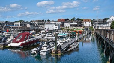 Boothbay Limanı, Maine: Yaz ortasında bu New England limanına yanaşan bir yaya köprüsü çok çeşitli balıkçı tekneleri ve eğlence gemileri geçiyor.