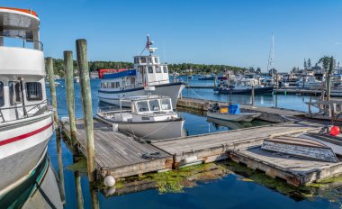 Bir Yaz Gecesi New England Limanı: Tur ve balıkçılık tekneleri, Maine 'in Boothbay Limanı' nda alacakaranlık yaklaşırken rıhtıma geri döndü.
