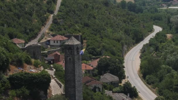ポチテルジの要塞塔 風のボスニア旗 ボスニア ヘルツェゴビナ 高品質4K映像 — ストック動画