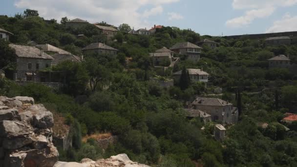 旧オスマン村Pocitelj緑の丘に 南ボスニア オズベキスタン ショットを確立 高品質4K映像 — ストック動画