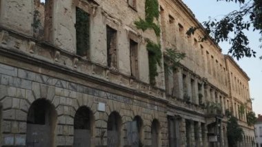 Savaş sonrası terk edilmiş bina Mostar, Bosna-Hersek, Tilt 'i vurdu. Yüksek kalite 4k görüntü