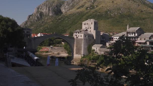 Early Morning Bij Mostar Bridge Met Bergachtergrond Bosnië Herzegovina Hoge — Stockvideo