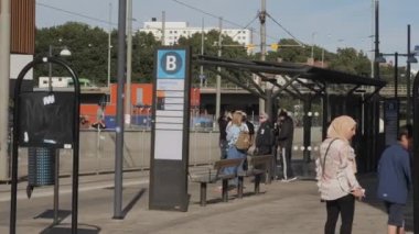 Göteborg, İsveç- 01 Eylül 2022: Tramvayı Bekleyen Bilet Müfettişleri. Yüksek kalite 4k görüntü