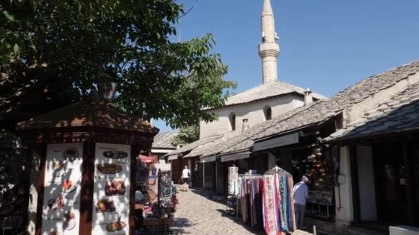 Mostar Bosnien Juni 2022 Mostar Marktstraße Und Moschee Hochwertiges Filmmaterial — Stockvideo