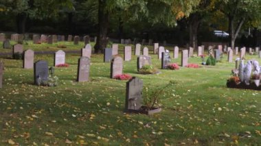 Kviberg Mezarlığı Sahnesi, Sonbahar, Göteborg, İsveç, Dolly 'de mezar taşları. Yüksek kalite 4k görüntü