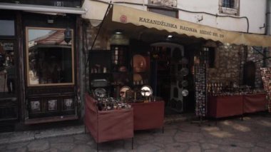 Saraybosna, Bosna - 18 Haziran 2022: Bascarsija 'daki Hediye Dükkanı Harici. Yüksek kalite 4k görüntü