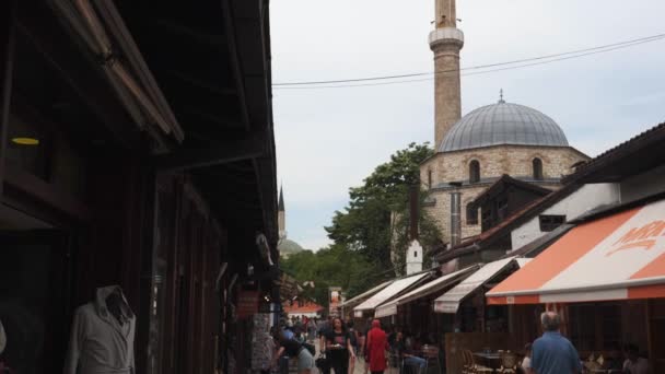Σεράγεβο Βόσνια Ιουνίου 2022 Τζαμί Μπασκαρσίγια Και Πεζόδρομος Υψηλής Ποιότητας — Αρχείο Βίντεο
