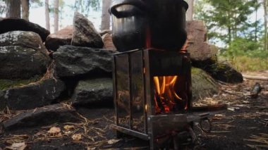 Portatif ocakla yemek pişirmek, odun ocağı kamp yapmak, Yakın çekim. Yüksek kalite 4k görüntü