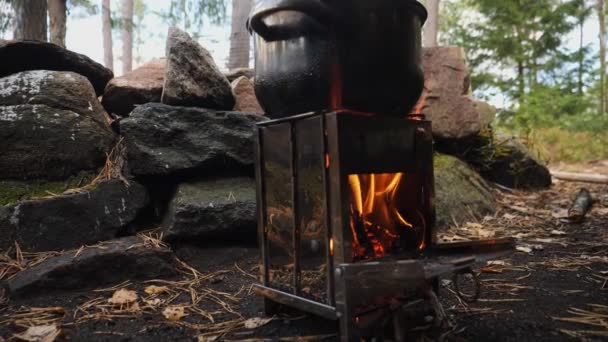 用便携式炉灶烹调食物 露营柴炉 高质量的4K镜头 — 图库视频影像