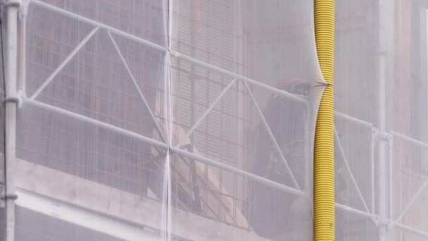 Тесляр Який Працює Балконі Ремонті Позаду Захисної Обкладинки Високоякісні Кадри — стокове відео